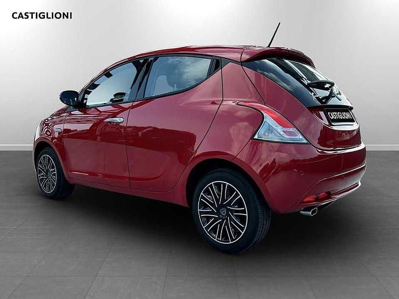 Usata Lancia Ypsilon Gold 70 CV (51 kW) 2023 Rosso Utilitaria