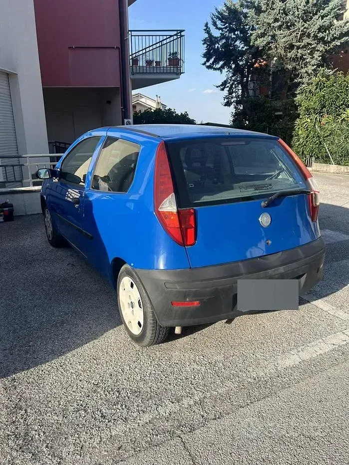 Usata Fiat Punto 60 CV (44 kW) 2005 Bluazzurro Utilitaria
