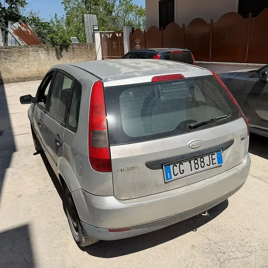 Usata Ford Fiesta 68 CV (50 kW) 2003 Grigio Utilitaria