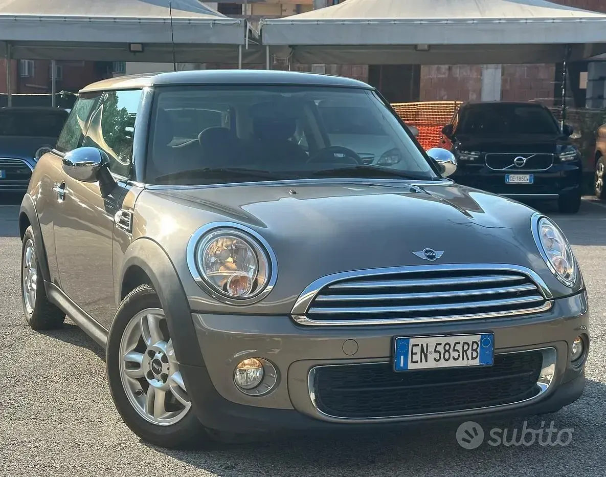 Usata Mini Cooper D 90 CV (66 kW) 2012 Marrone Utilitaria