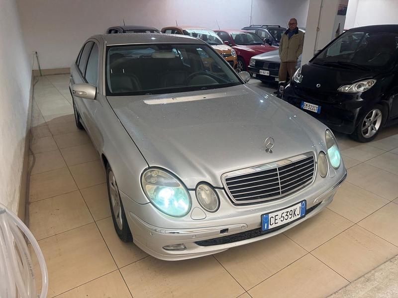 Begagnad Mercedes E320 Avantgarde 204 HK (150 kW) 2003 Silver Sedan