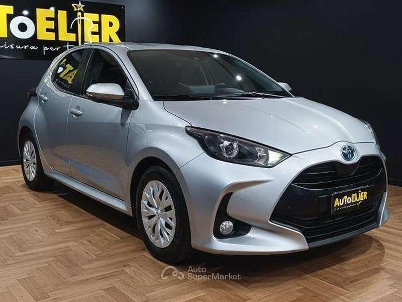 Usata Toyota Yaris Hybrid Active 117 CV (86 kW) 2022 Argento Berlina