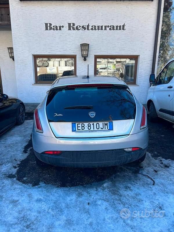 Usata Lancia Delta 120 CV (88 kW) 2010 Grigio Utilitaria