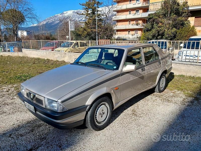 Usata Alfa Romeo 75 120 CV (88 kW) 1990 Grigio Berlina