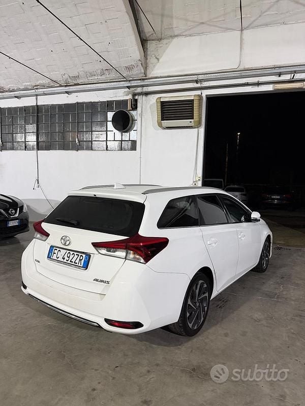 Usata Toyota Auris Lounge 111 CV (81 kW) 2016 Bianco Berlina