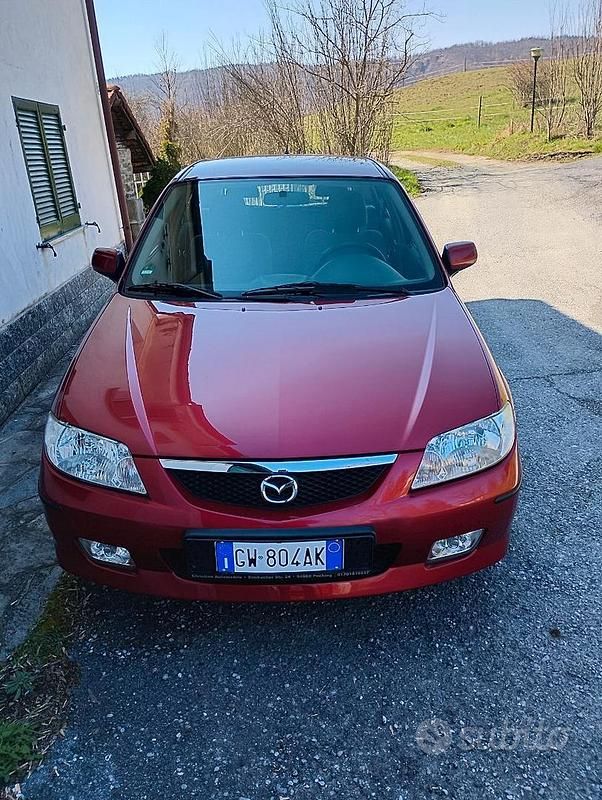 Begagnad Mazda 323F 98 HK (72 kW) 2002 Röd Sedan