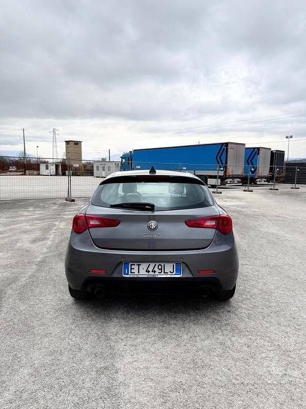 Usata Alfa Romeo Giulietta Exclusive 170 CV (125 kW) 2013 Grigio Utilitaria