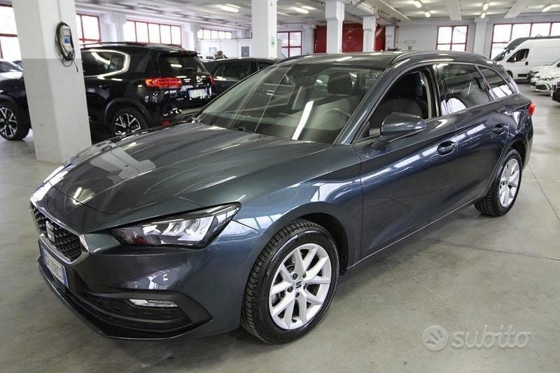 Käytetty Seat Leon Style 116 HP (85 kW) 2023 Harmaa Sedan