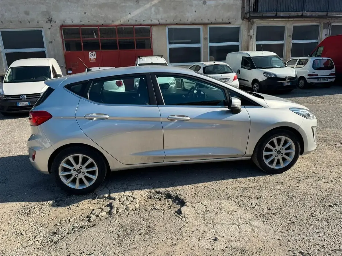 Usata Ford Fiesta Titanium 86 CV (63 kW) 2018 Grigio Utilitaria