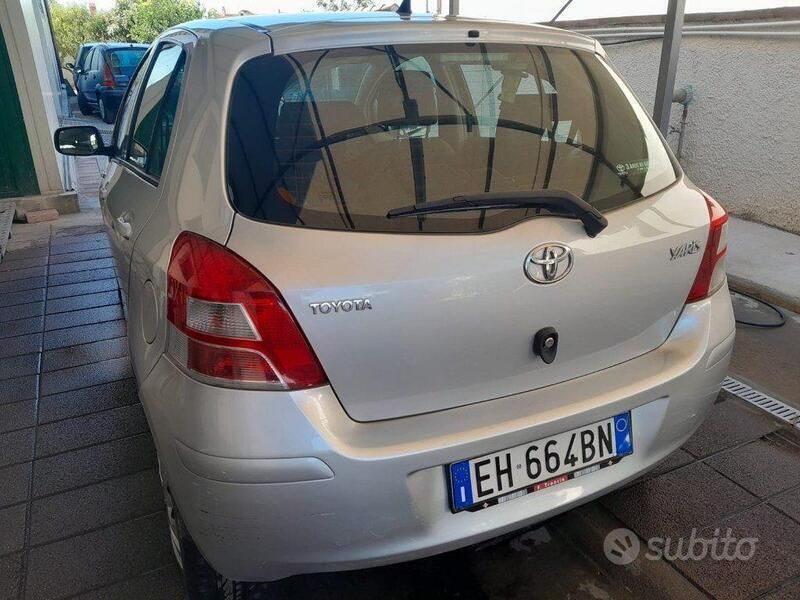 Usata Toyota Yaris Sol 90 CV (66 kW) 2011 Grigio metallizzato Utilitaria