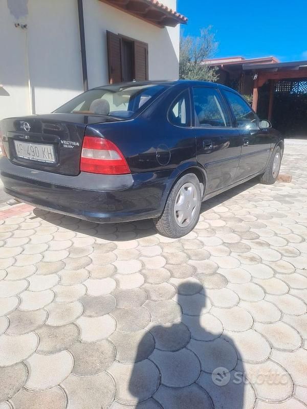 Usata Opel Vectra 116 CV (85 kW) 1996 Nero Berlina