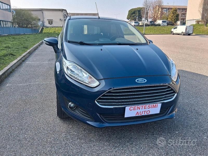Usata Ford Fiesta 74 CV (54 kW) 2015 Blu Berlina