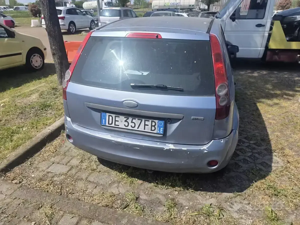 Usata Ford Fiesta Ghia 68 CV (50 kW) 2007 Blu Utilitaria