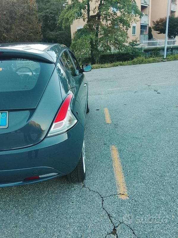 Usata Lancia Ypsilon 85 CV (62 kW) 2016 Grigio Utilitaria