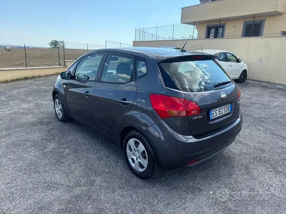 Usata Kia Venga 90 CV (66 kW) 2014 Nero Utilitaria