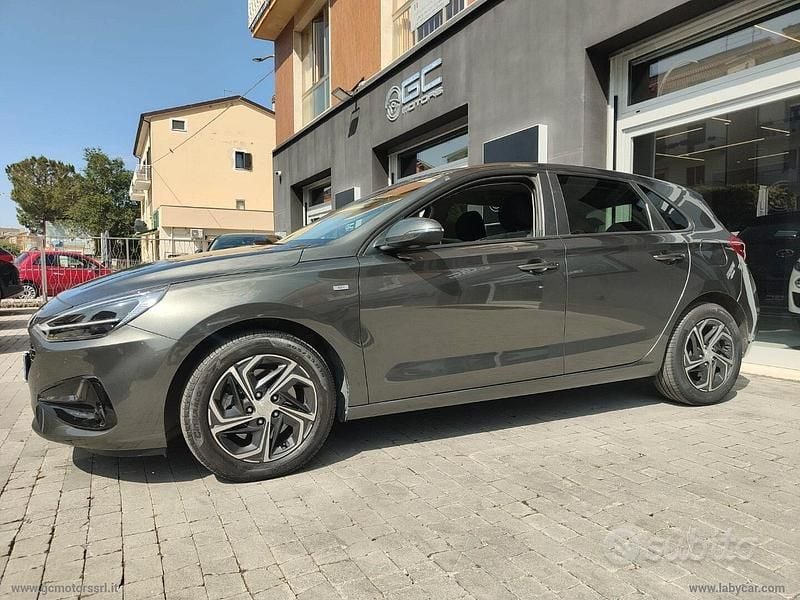 Grigio Usata 2021 Hyundai i30 Prime Tre volumi | 14.900 € (Buon prezzo) - Immagine 1/4