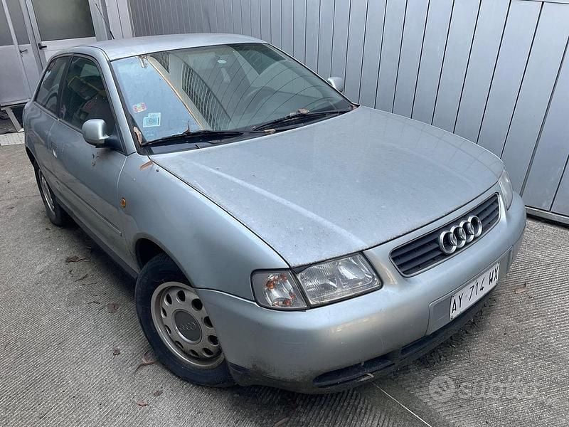 Grigio Usata 1998 Audi A3 Attraction Tre volumi | 1000 € (Super prezzo) - Immagine 1/4