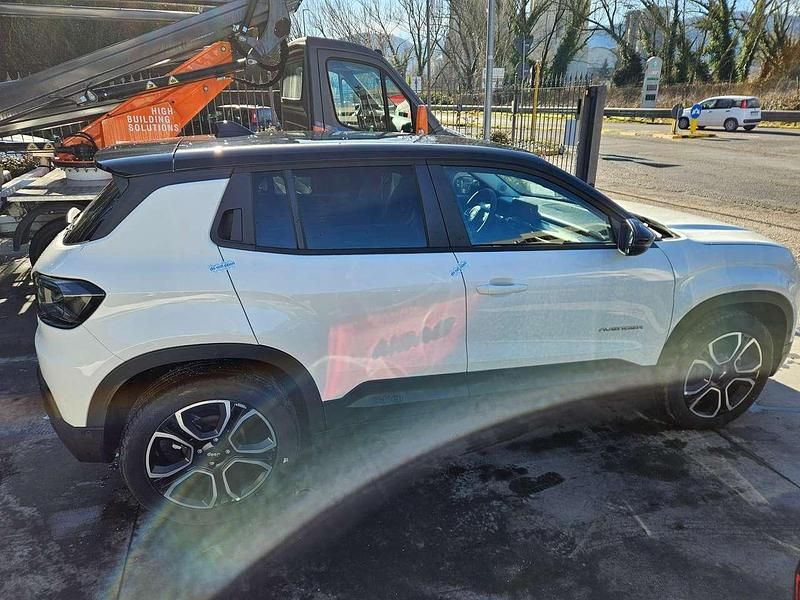 Usata Jeep Avenger Summit 101 CV (74 kW) 2024 Snow con tetto volcano SUV