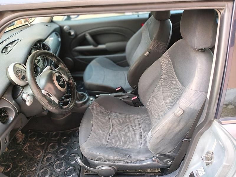 Usata Mini ONE 75 CV (55 kW) 2004 Gray Utilitaria