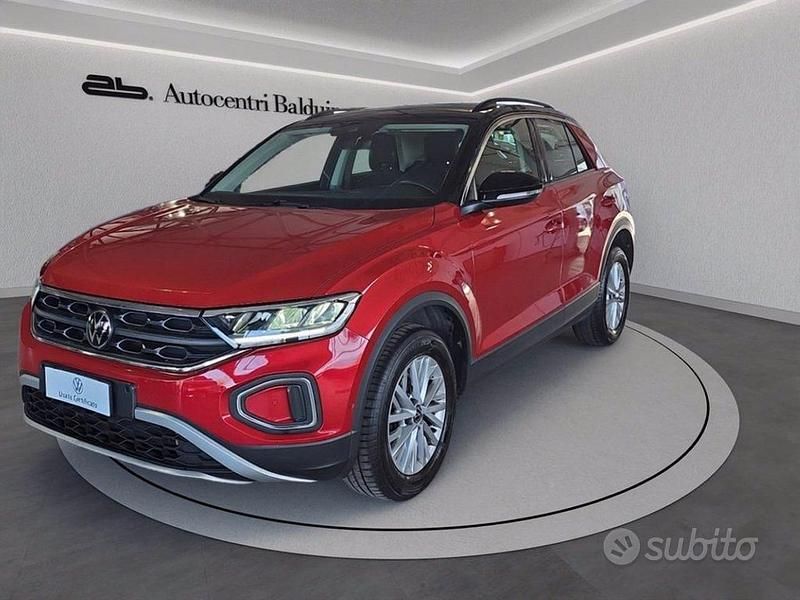 Usata VW T-Roc Life 150 CV (110 kW) 2023 Kings red metalizzato SUV