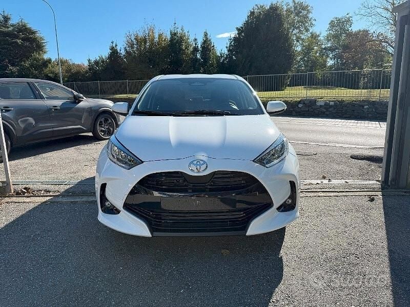 Nuova Toyota Yaris Hybrid Trend 116 CV (85 kW) 2025 Bianco Berlina