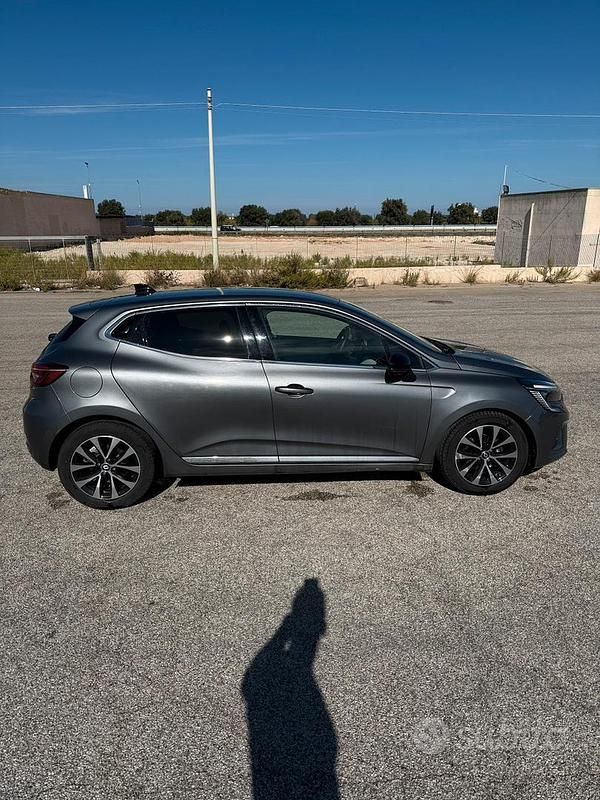 Usata Renault Clio V 101 CV (74 kW) 2023 Grigio Berlina