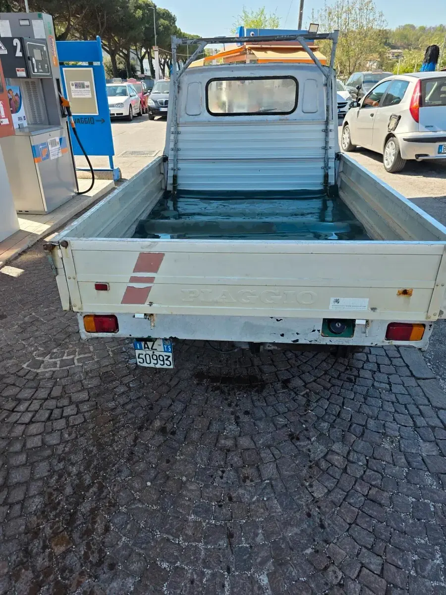 Używany Piaggio APE 1000 KM (735 kW) 1993 Szary Sedan/Limuzyna