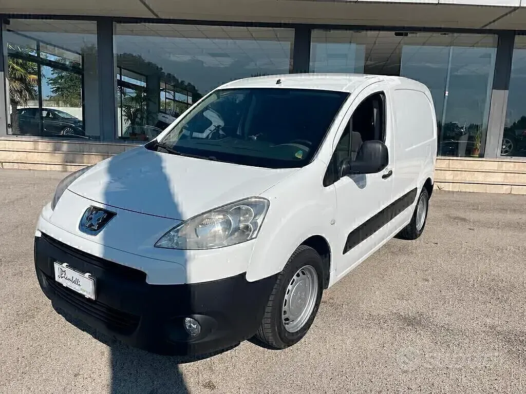 Begagnad Peugeot Partner Tepee Comfort 90 HK (66 kW) 2010 Vit Minibuss