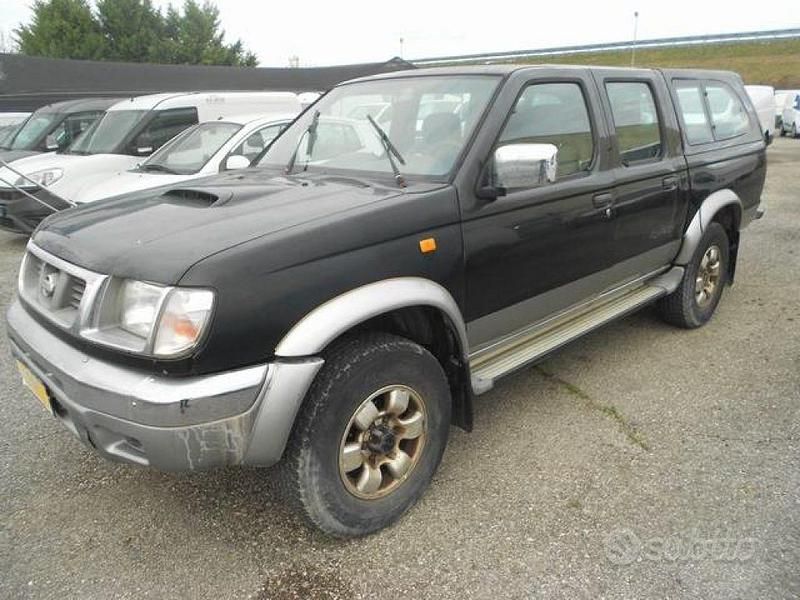 Usata Nissan Navara 103 CV (75 kW) 2001 Nero pastello Pick-up