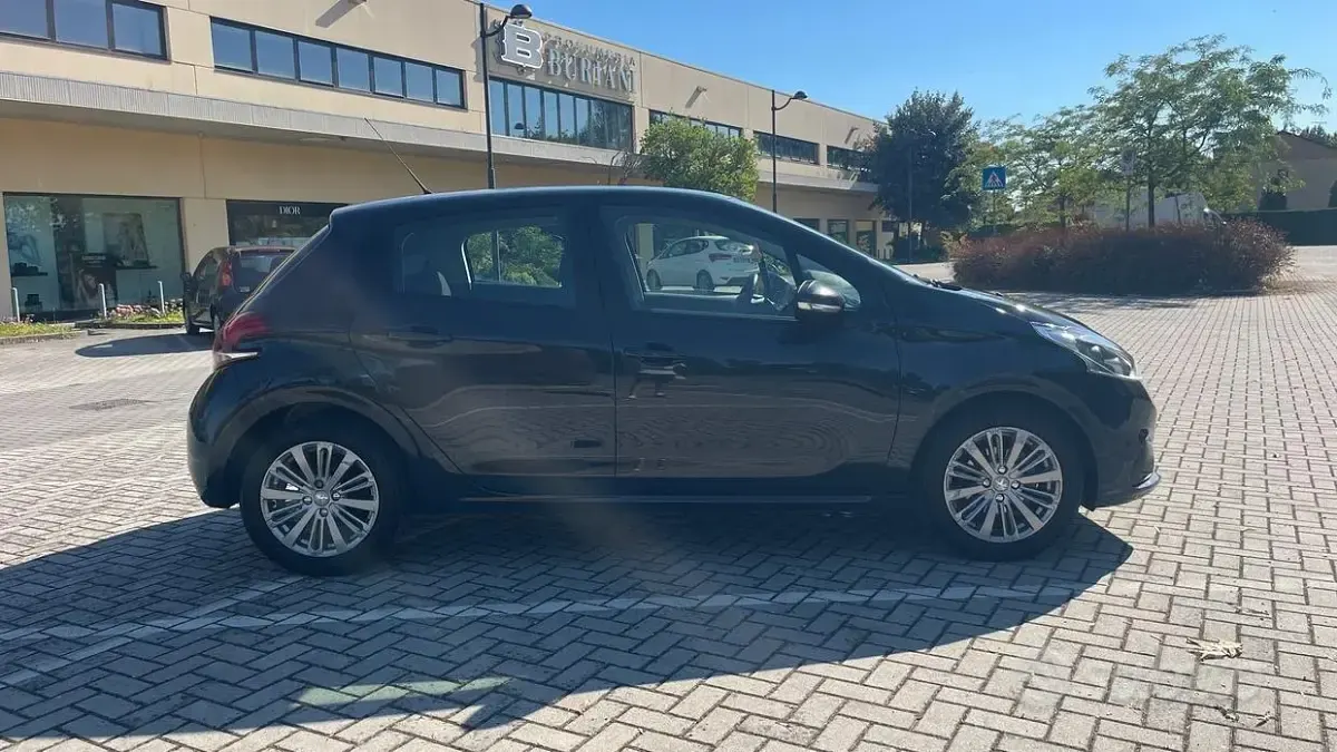Usata Peugeot 208 Allure 82 CV (60 kW) 2018 Nero Utilitaria