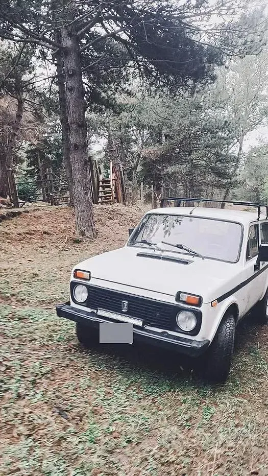 Usata Lada niva 80 CV (58 kW) 1997 Bianco SUV