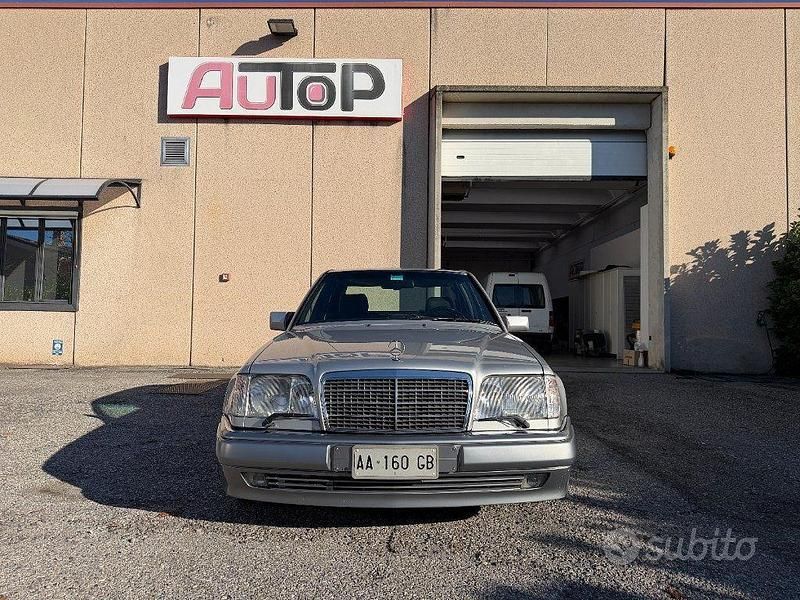 Usata Mercedes E500 320 CV (235 kW) 1994 Grigio Berlina