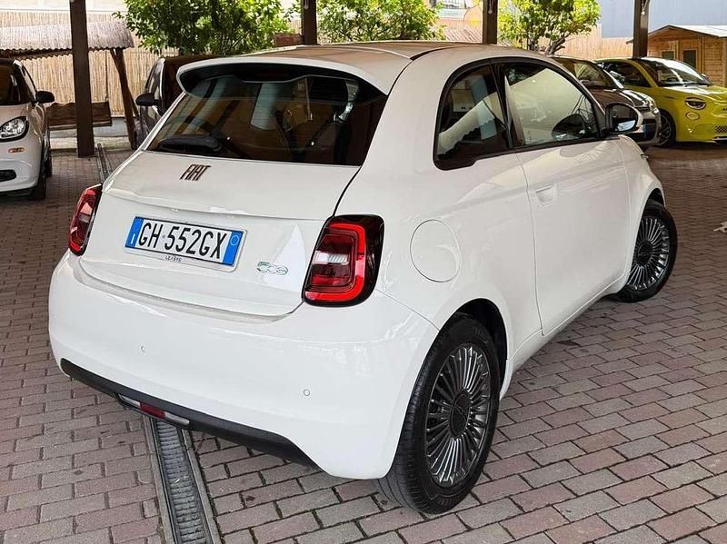 Begagnad Fiat 500e Icon 42 kW (58 HK) 2021 Vit Halvkombi
