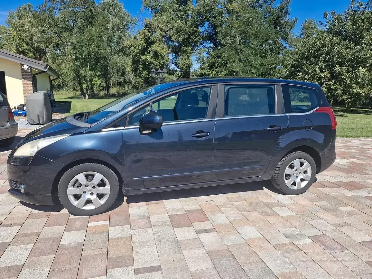 Usata Peugeot 5008 112 CV (82 kW) 2012 Bluazzurro Monovolume