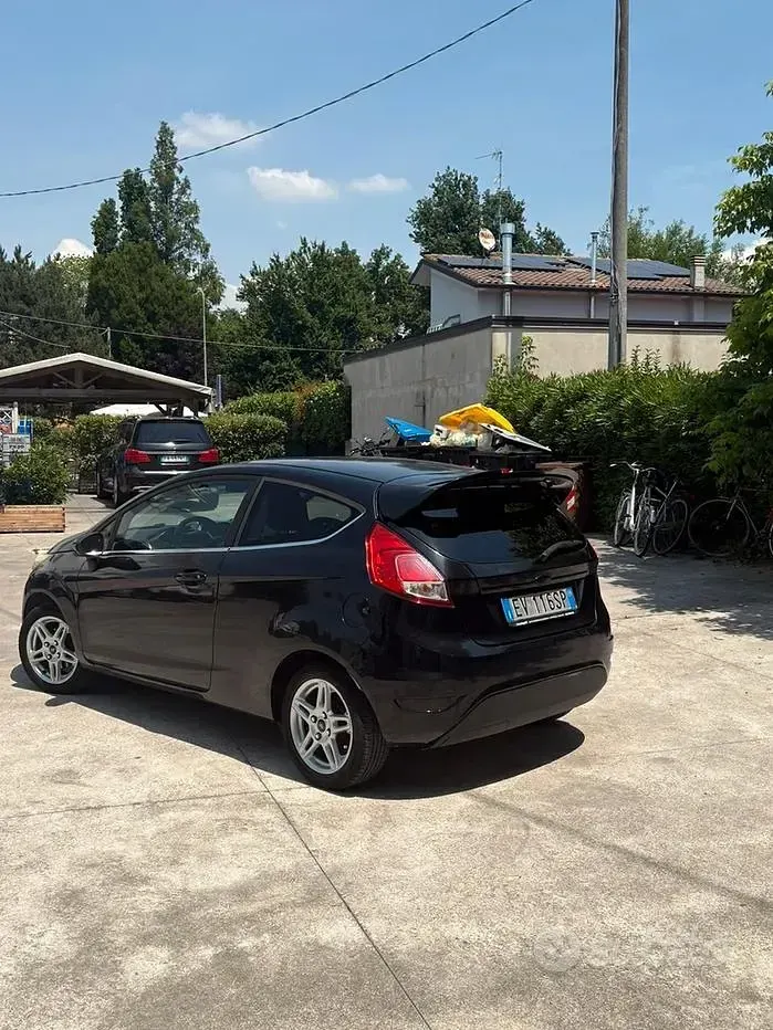 Usata Ford Fiesta 60 CV (44 kW) 2014 Nero Utilitaria