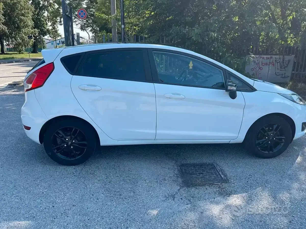 Usata Ford Fiesta 75 CV (55 kW) 2017 Bianco Utilitaria