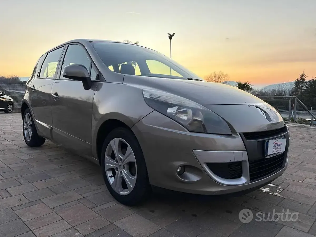 Usata Renault Scénic III Luxe 110 CV (80 kW) 2011 Marrone Monovolume