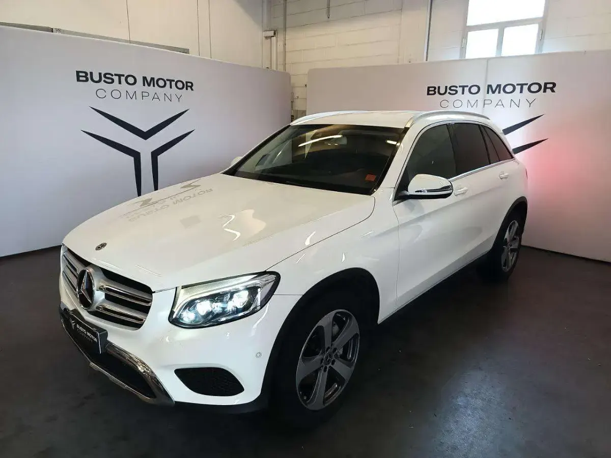 Usata Mercedes GLC250 204 CV (150 kW) 2019 Bianco perla / pastello SUV