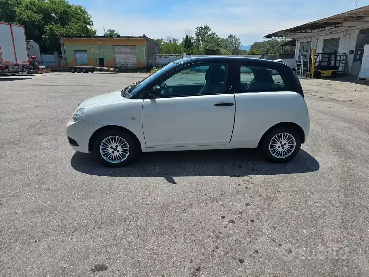 Usata Lancia Ypsilon 60 CV (44 kW) 2010 Bianco Utilitaria