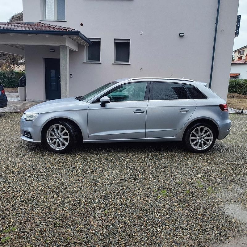 Usado Audi A3 Design 116 CV (85 kW) 2018 Plateado Berlina