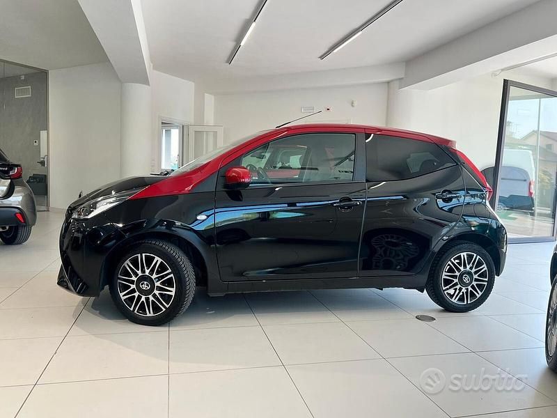 Usata Toyota Aygo Connect Style 72 CV (52 kW) 2021 Nero Utilitaria