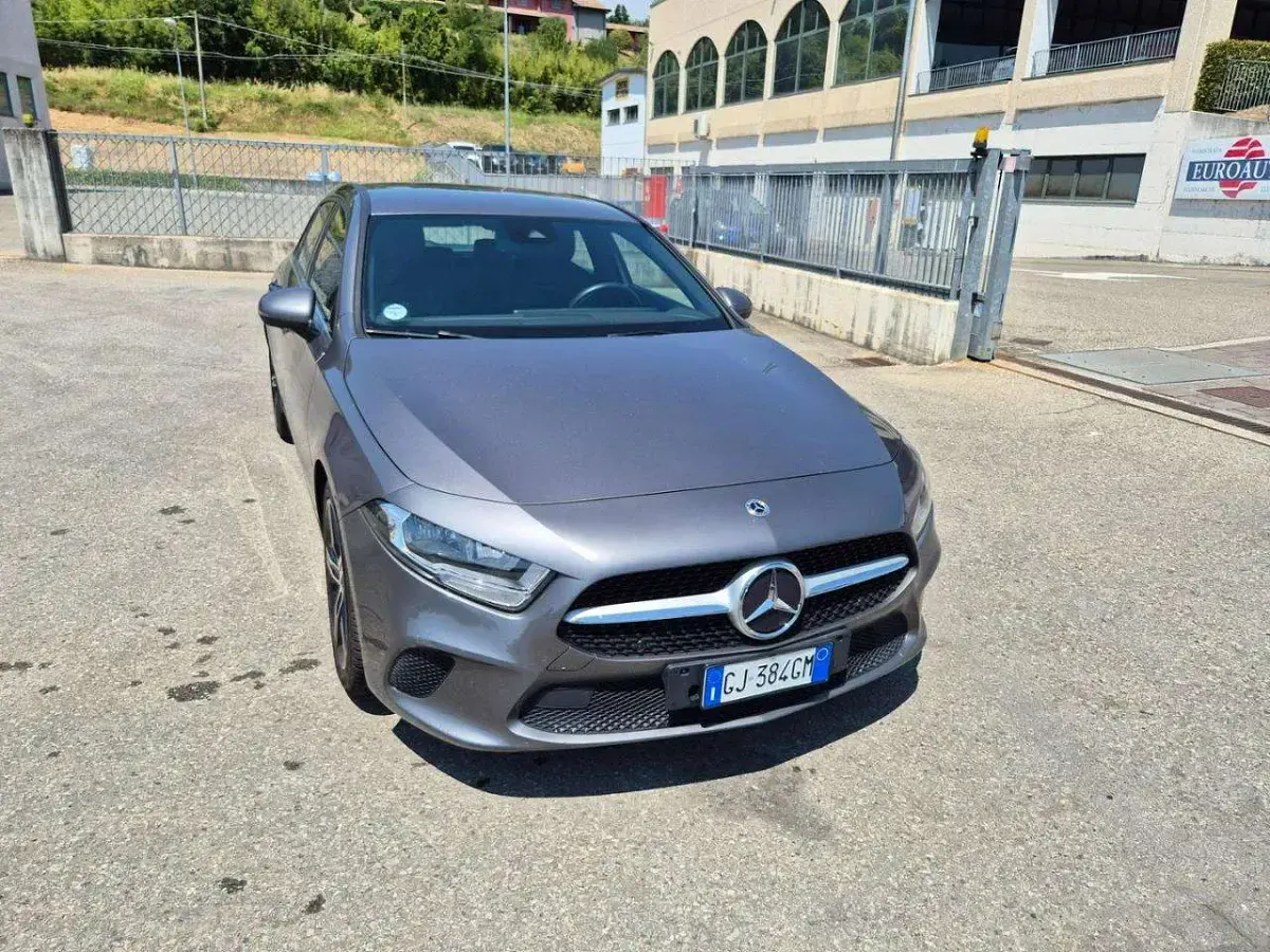 Usata Mercedes A180 Business 116 CV (85 kW) 2022 Grigio Berlina
