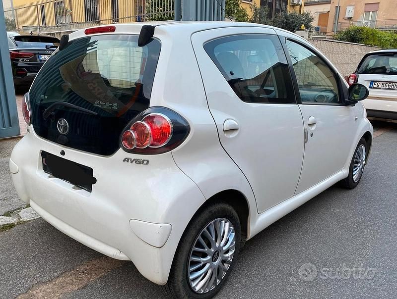 Usata Toyota Aygo 68 CV (50 kW) 2012 Bianco Utilitaria