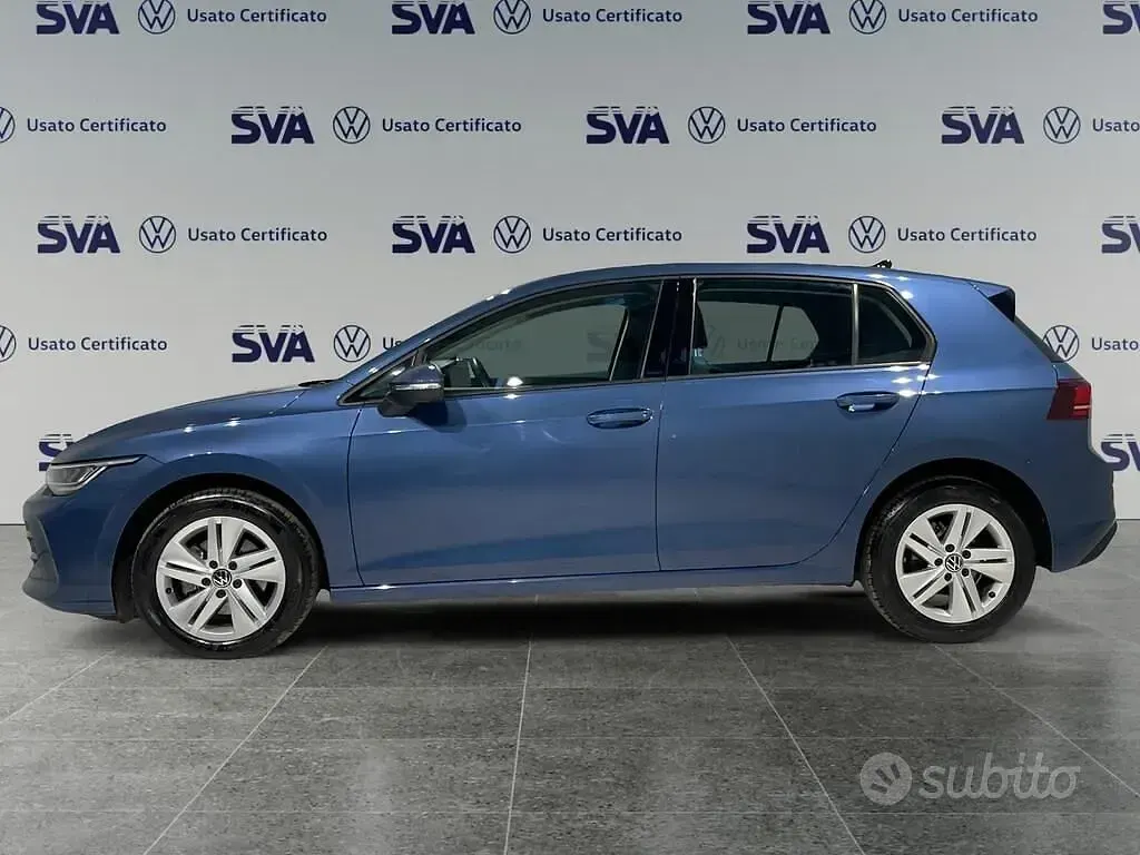 Usata VW Golf VIII Life 116 CV (85 kW) 2025 Blu Berlina