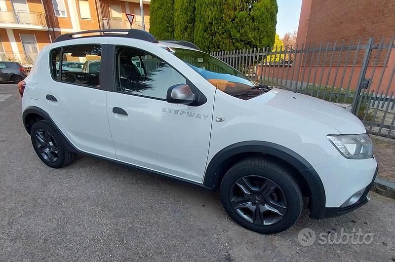 Bianco Usata 2017 Dacia Sandero Prestige Due volumi | 10.000 € (Cara) - Immagine 1/4