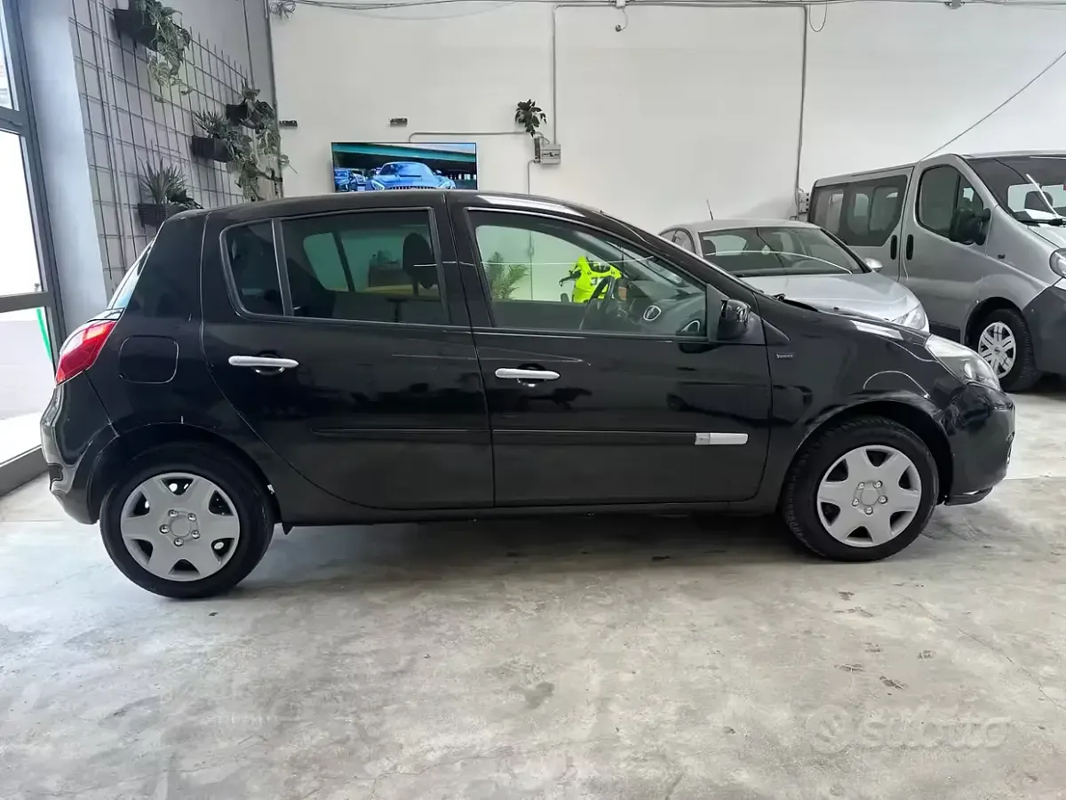 Usado Renault Clio II Dynamique 101 CV (74 kW) 2011 Negro Utilitario