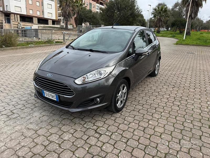 Usata Ford Fiesta Titanium 95 CV (69 kW) 2016 Grigio Berlina