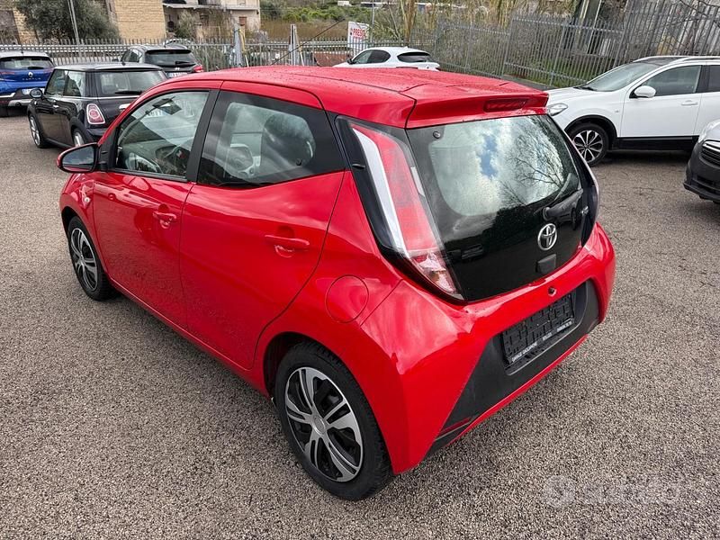 Usata Toyota Aygo Cool 69 CV (50 kW) 2016 Rosso Utilitaria