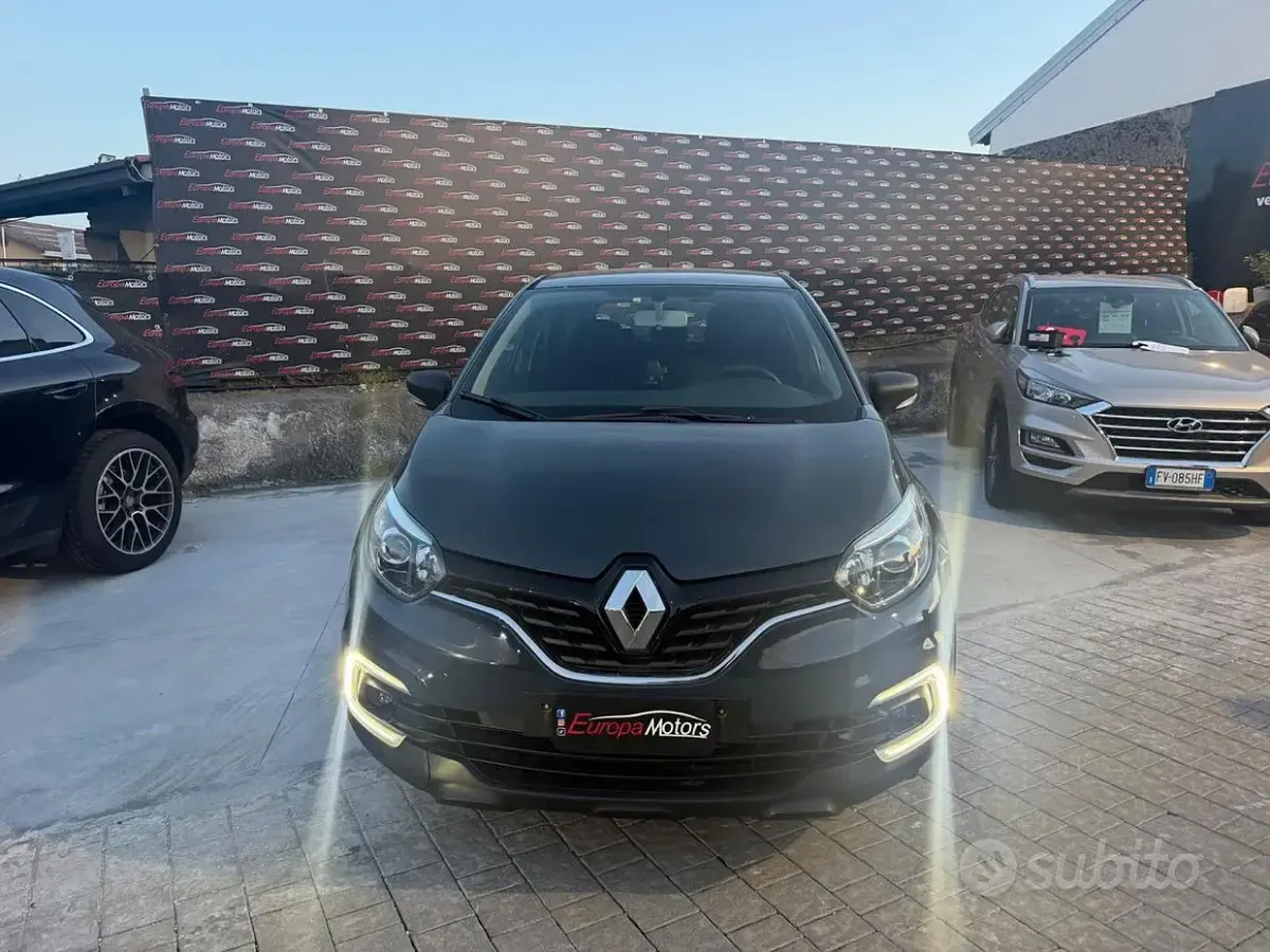 Usado Renault Captur Bose Edition 90 CV (66 kW) 2018 Gris SUV