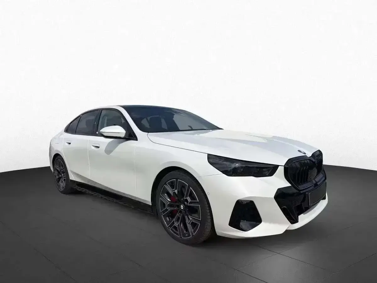 Usata BMW 550e M Sport 489 CV (359 kW) 2025 Bianca minerale Berlina